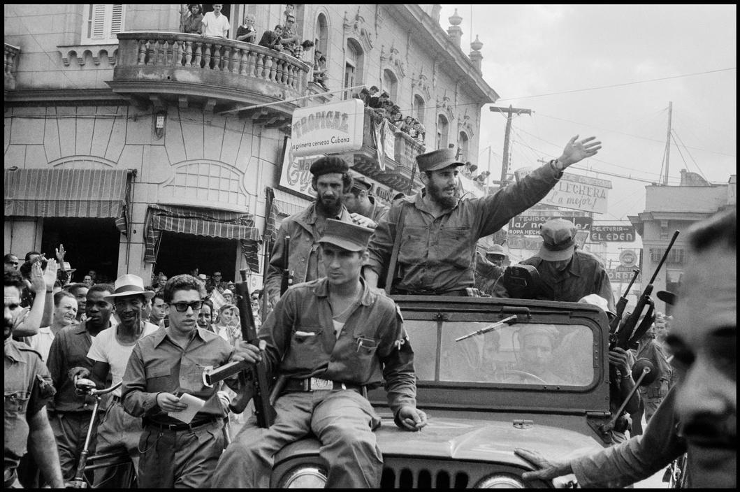 CUBA. Santa Clara. 1959. Fidel CASTRO in progression in the city's street