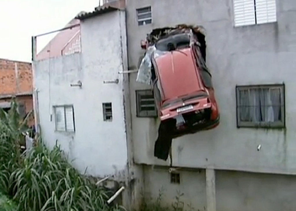 Car flies off road and gets stuck in secondstory wall of São Paulo