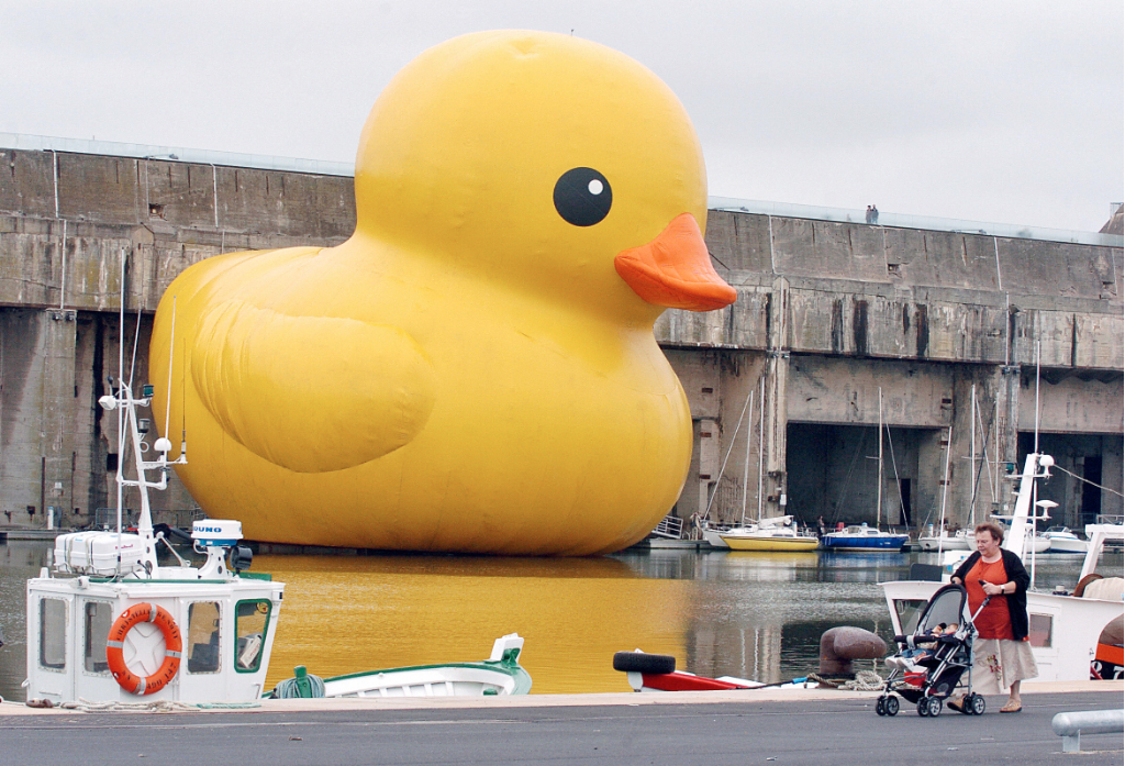 Giant inflatable duck rocks river Thames (VIDEO) - The World from PRX