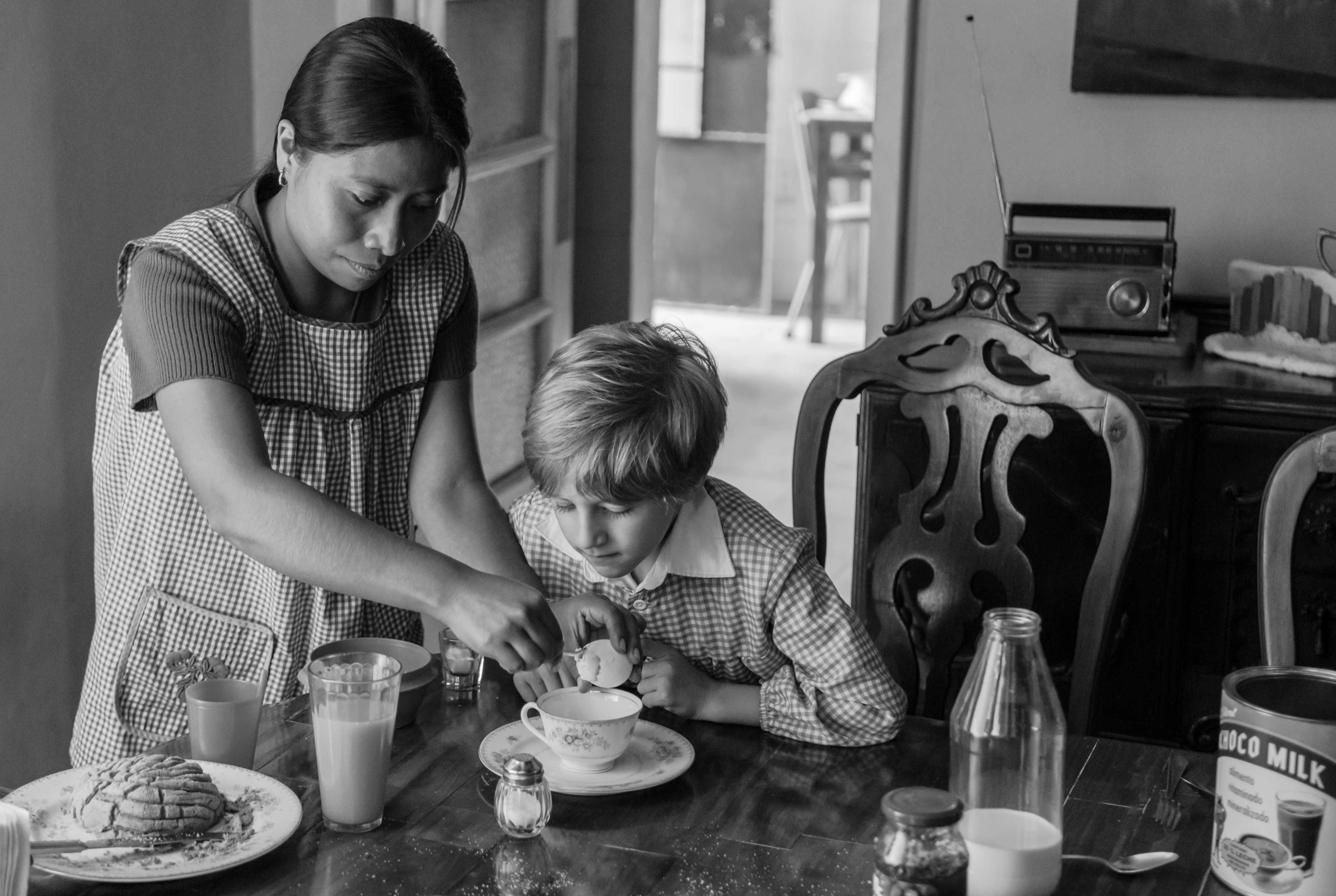 Yalitza Aparicio en "Roma" Yalitza Aparicio with child in the set of the film Roma