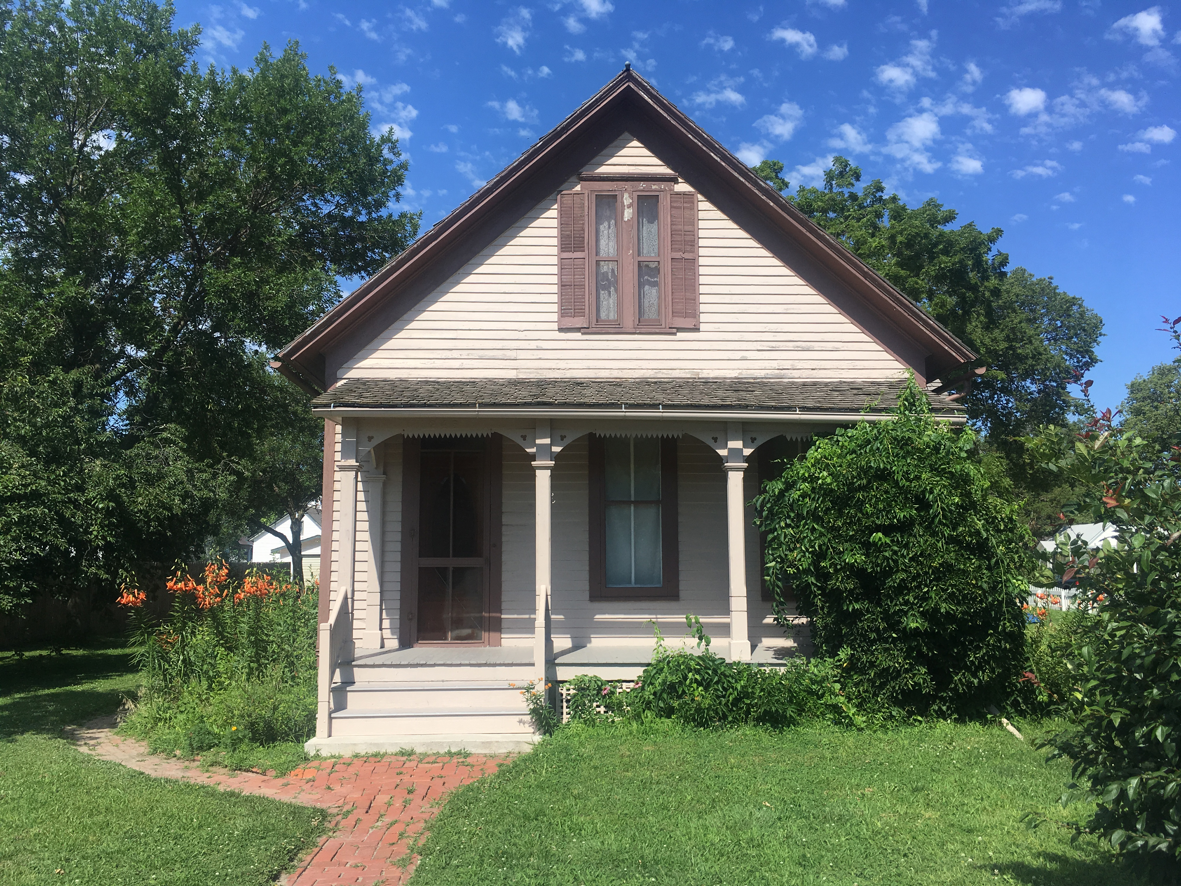 Willa Cather’s childhood home, now the Willa Cather Pioneer Memorial, in Red Cloud, Nebraska. Willa Cather’s childhood home, now the Willa Cather Pioneer Memorial, in Red Cloud, Nebraska.