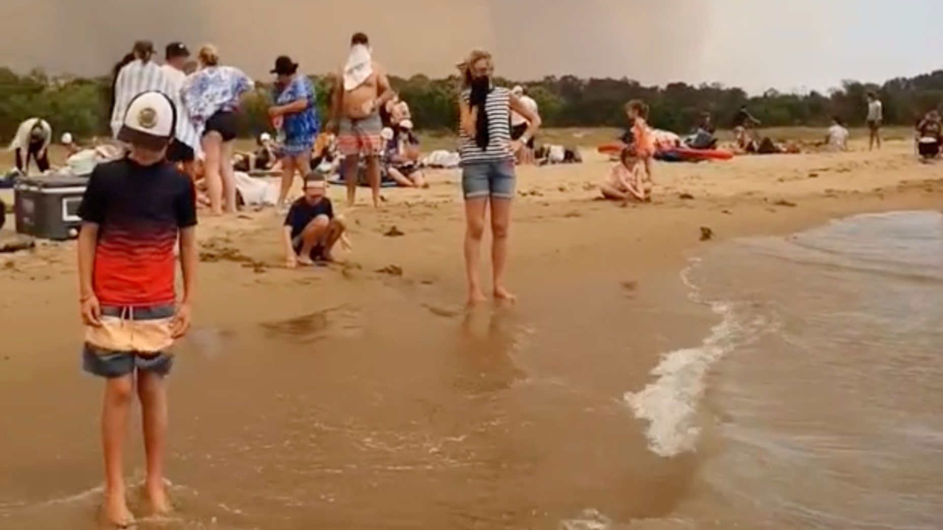 Thousands Tred On Australian Beaches By Dangerous Bushfires Australian Beaches By Dangerous Bushfires