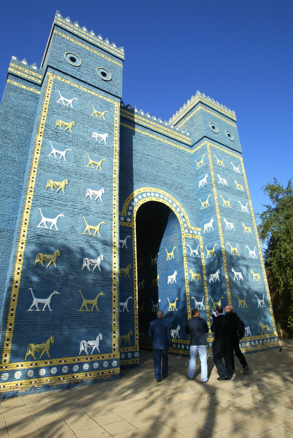 Babylonian bricks stolen from Iraq museum - The World from PRX, image size:1024x1531