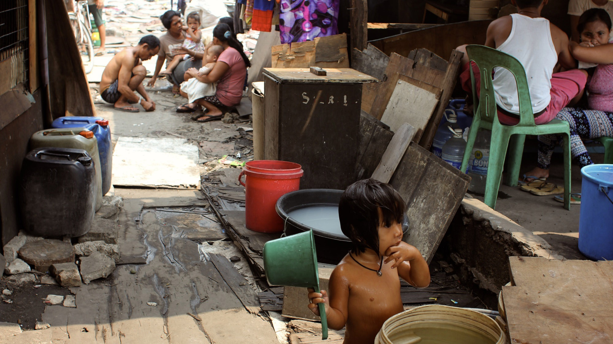 Ana Lisa Loste’s daughter bathes in front of their house. It is not unusual for families in Tondo to have as many as eight or ten children. Ana Lisa Loste’s daughter bathes in front of their house. It is not unusual for families in Tondo to have as many as eight or ten children.