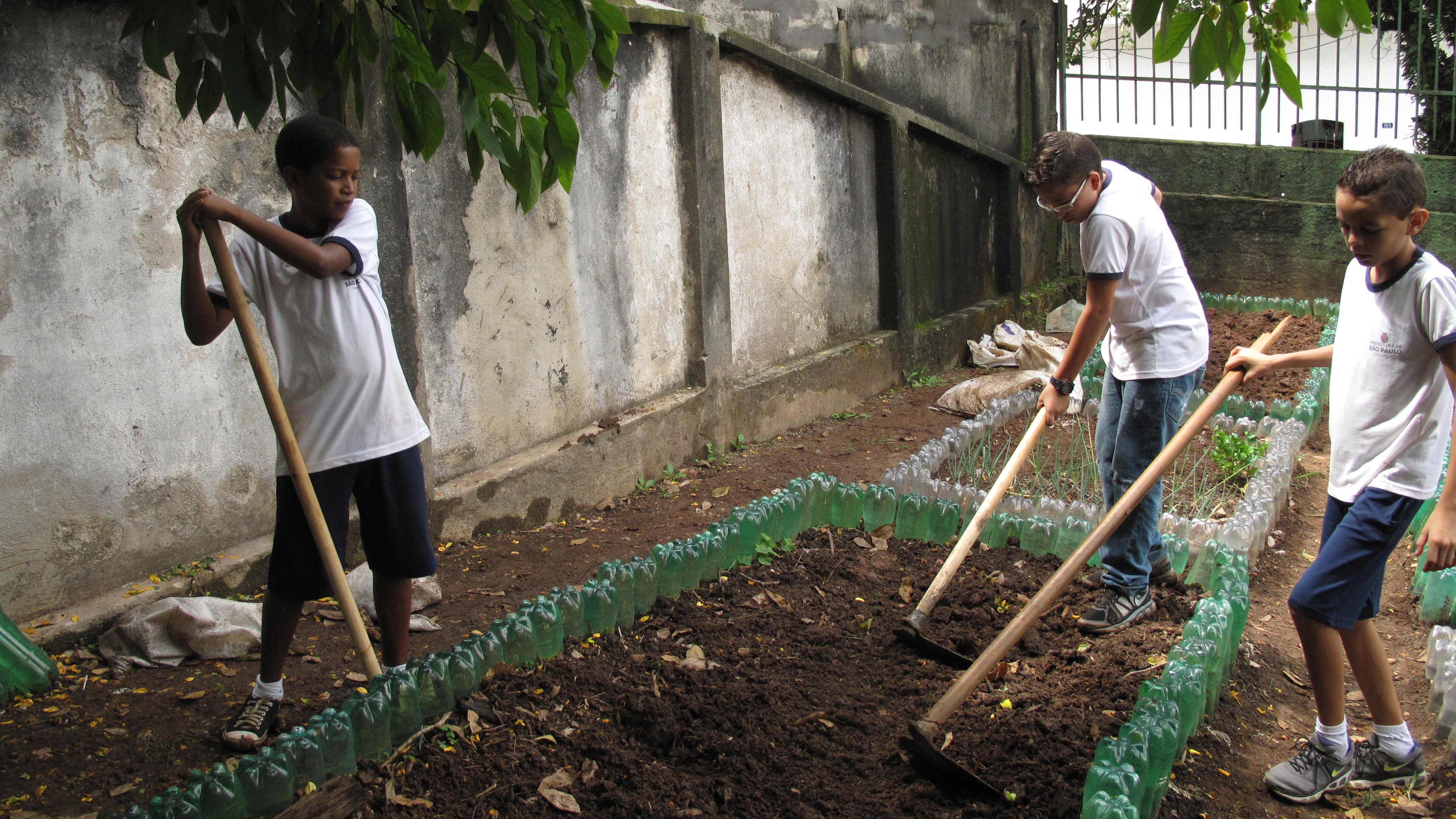 Sixth-graders at the Leão Machado school in Sao Paulo. School gardens have become a popular way to help kids learn to eat healthier in Brazil. Sixth-graders at the Leão Machado school in Sao Paulo. School gardens have become a popular way to help kids learn to eat healthier in Brazil.