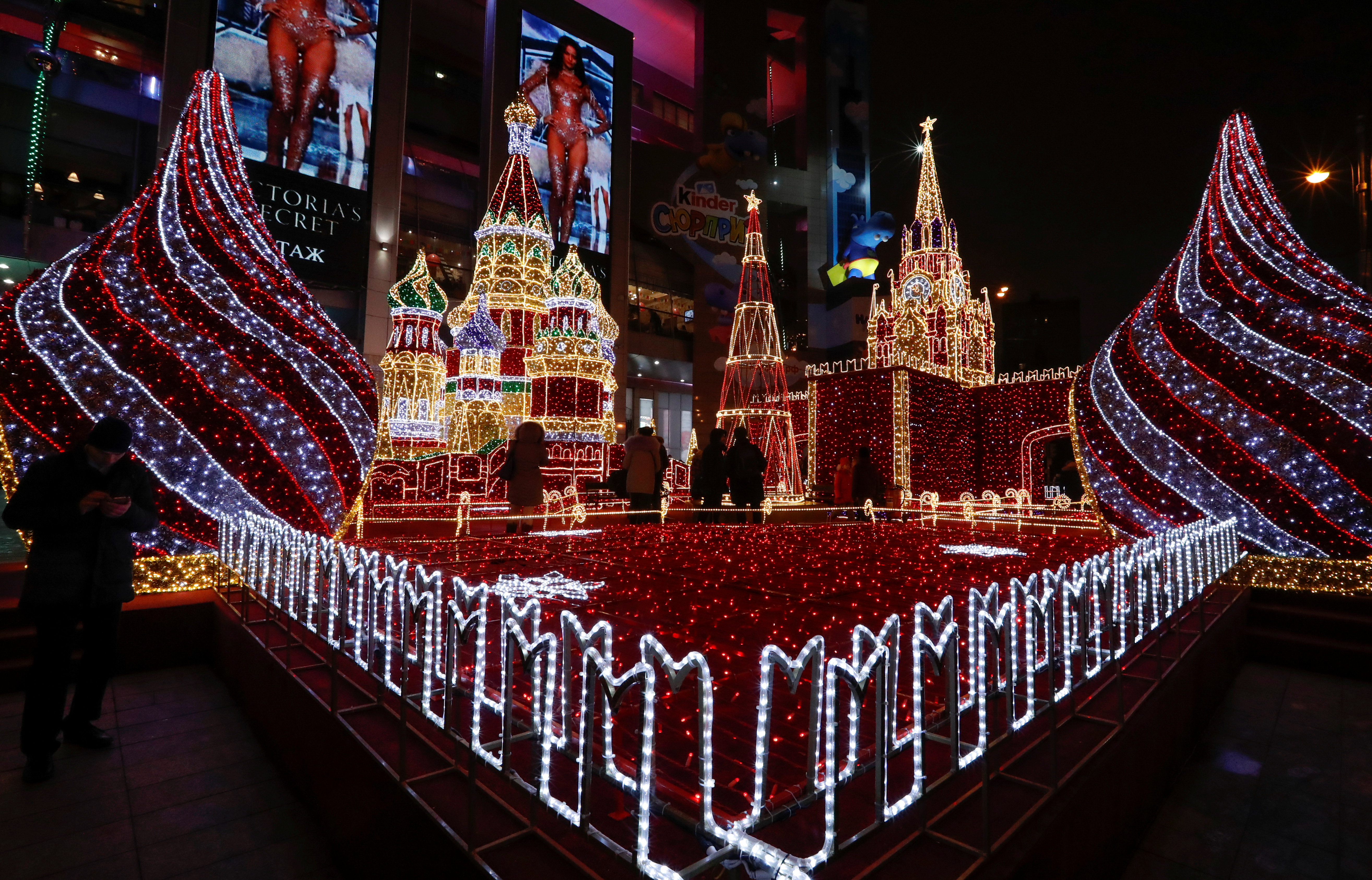 People watch festive decorations depicting the Moscow Kremlin for the New Year and Christmas season at Kievsky Railway Station in Moscow, Russia December 28, 2017. People watch festive decorations depicting the Moscow Kremlin for the New Year and Christmas season at Kievsky Railway Station in Moscow, Russia December 28, 2017.
