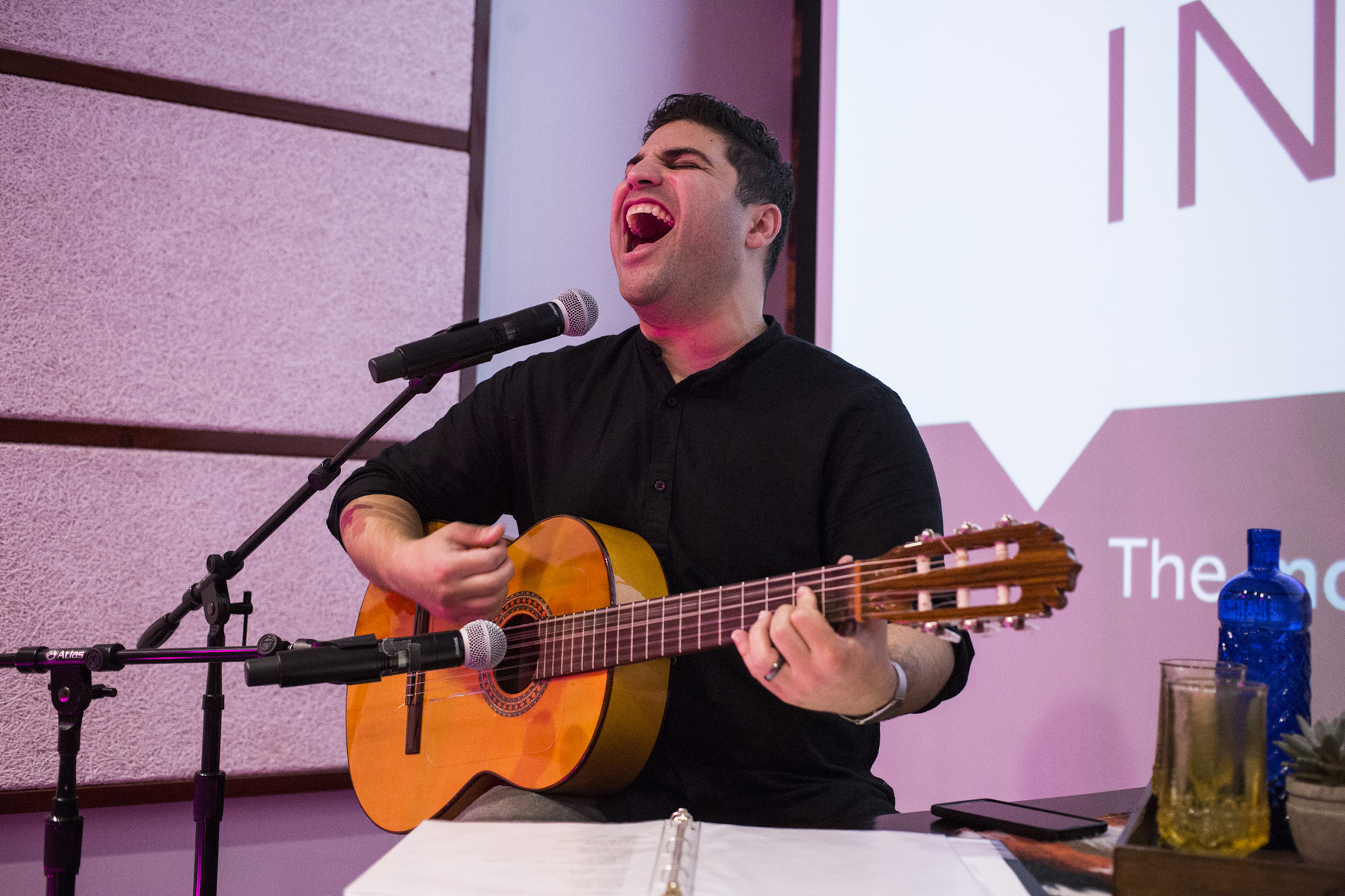 Omar Naré singing and playing guitar