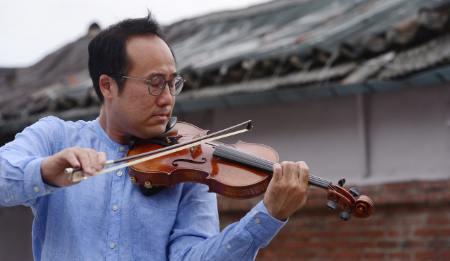 Won Hyung-joon leads the Lindenbaum Festival Orchestra and hopes one day to perform together with North Korean musicians. Won Hyung-joon leads the Lindenbaum Festival Orchestra and hopes one day to perform together with North Korean musicians.