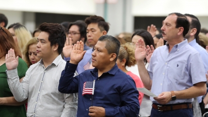 Immigrants are sworn in as new US citizens at a naturalization ceremony in Los Angeles, Aug. 22, 2019. 