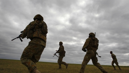 Members of Australia's special forces conduct an exercise during the Australian International Airshow in Melbourne, March 2, 2011. 