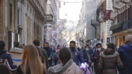 People crowd Via del Corso shopping street ahead of a Christmas Eve national lockdown due to start on Dec. 24, in Rome.