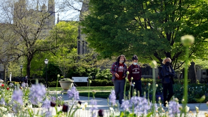 Students wearing masks make their way through the University of Chicago campus