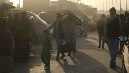 Hundreds gather at the Kabul airport