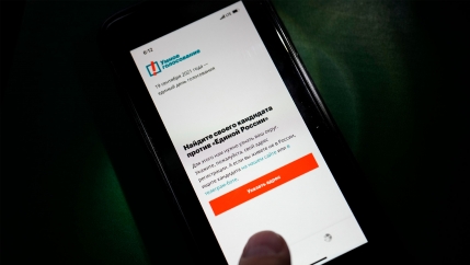 The app Smart Voting is displayed on an iPhone screen in Moscow, Russia