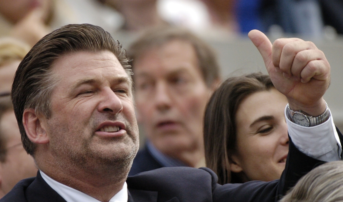 Alec Baldwin, kicked off a plane, apologizes to everyone except