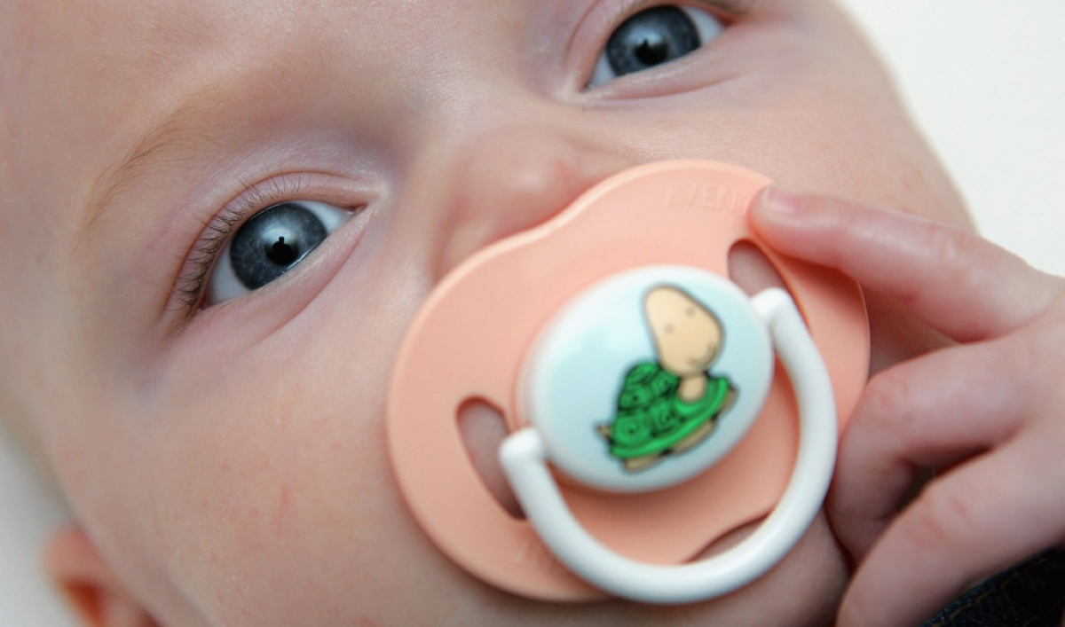 Pacifiers and breastfeeding Study says they may help The World from PRX