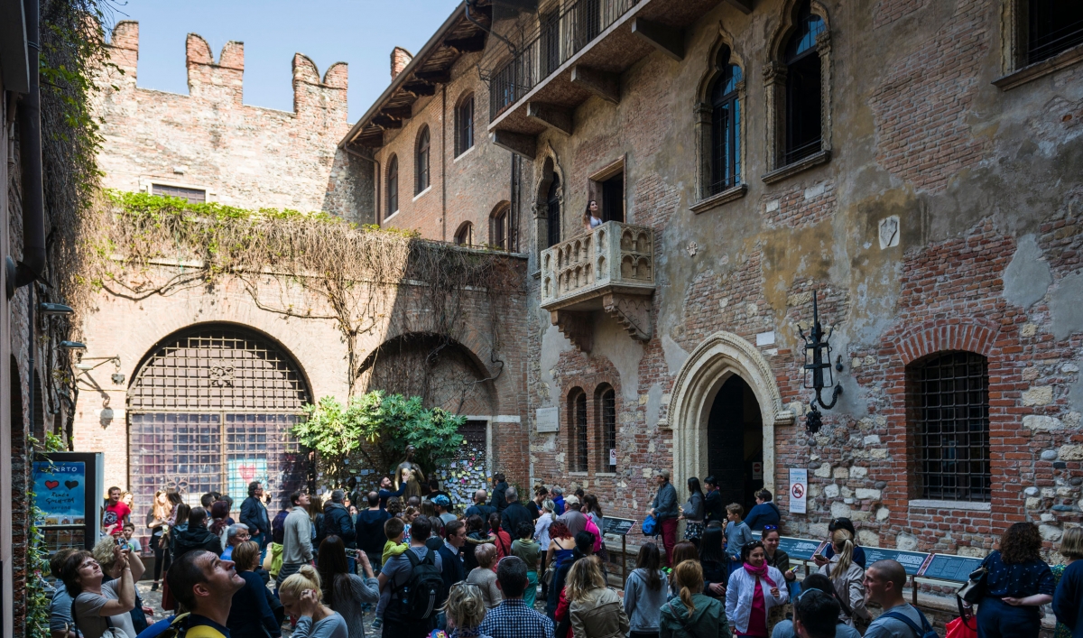 The backyard of Juliet's house in Verona with the famous balcony full of tourists.