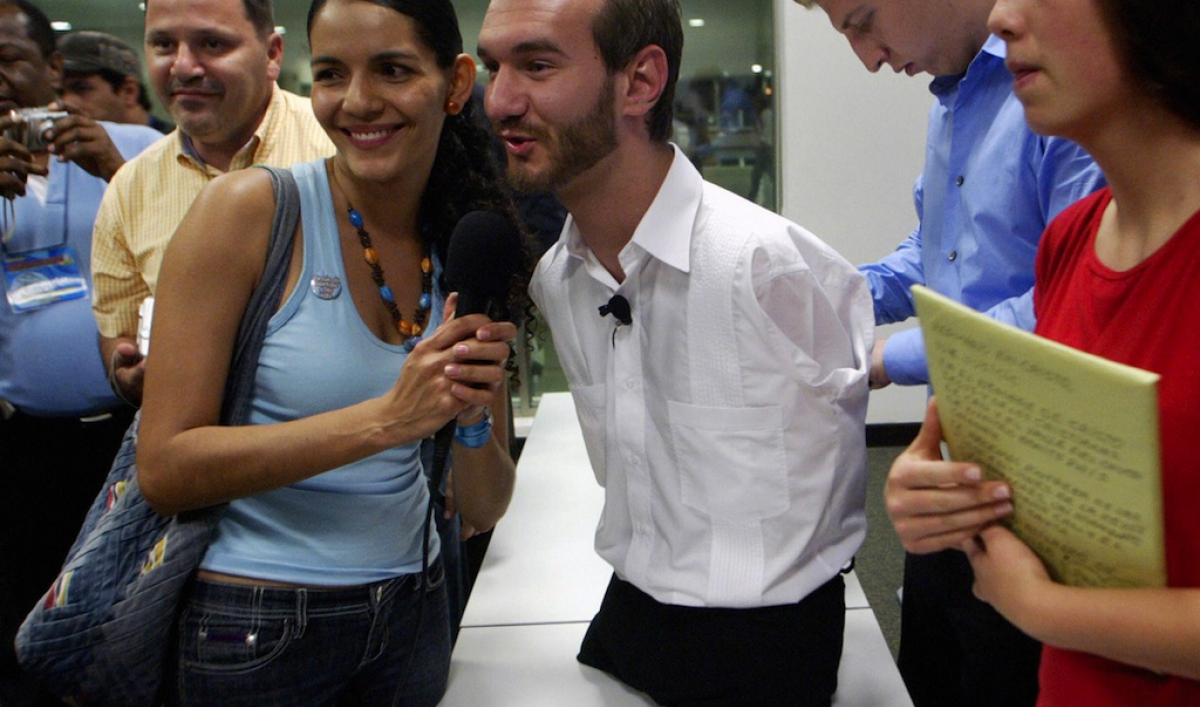 Без чего то как без рук. Рассказ о человеке который показал силу воли и силу духа. Мемы про инвалидов. Ник вуйчич никогда не сдавайся. Ник вуйчич мем.