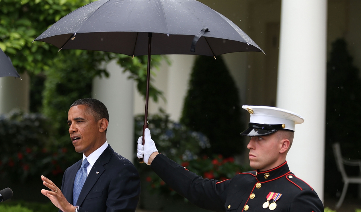 Obama umbrella a breach in Marine Corps protocol, critics charge (VIDEO
