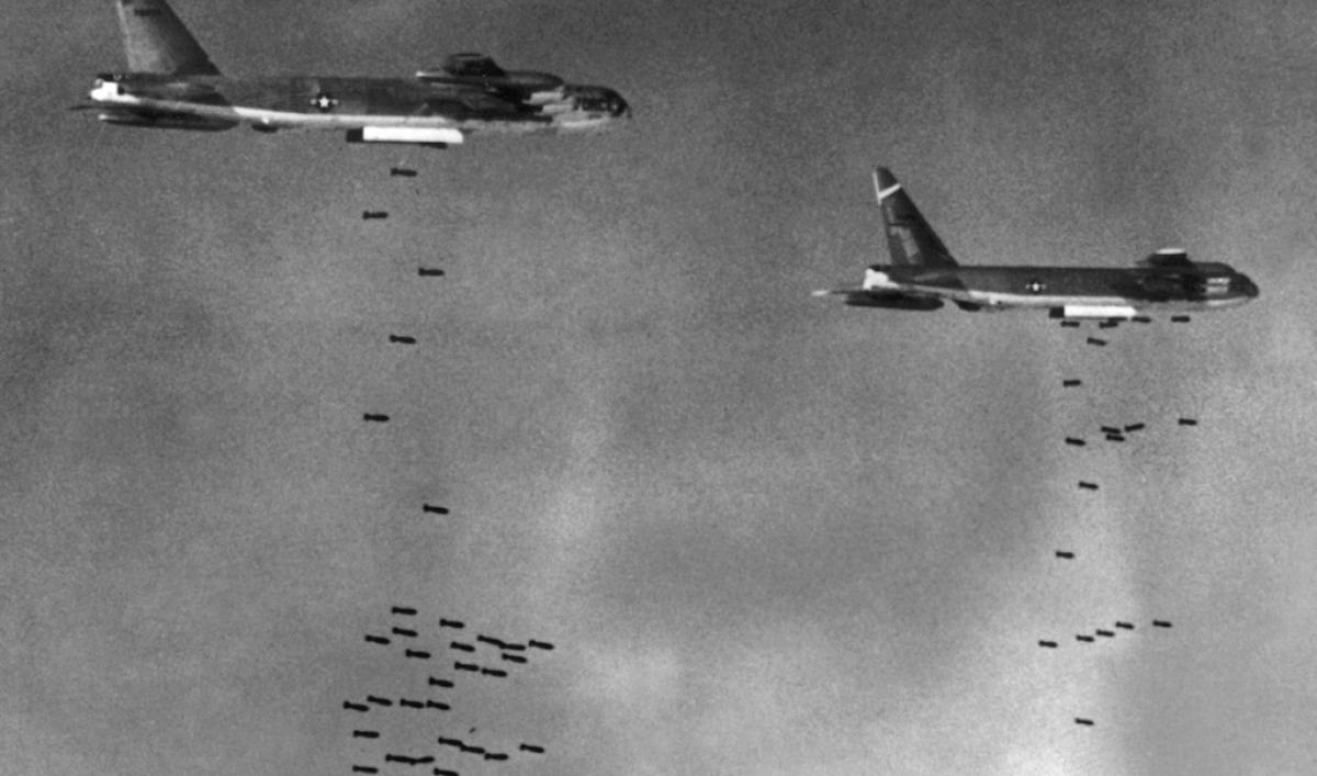 Американские бомбардировщики B-52 сбрасывают бомбы на контролируемую Вьетконгом территорию Южного Вьетнама. Август 1965 года. Американские бомбардировщики B-52 сбрасывают бомбы на контролируемую Вьетконгом территорию Южного Вьетнама. Август 1965 года.