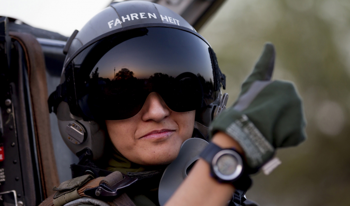 first female paratrooper of pakistan Army worldwide news paratrooper finds army still takes him to new heights eighth army welcomes first female deputy commanding general. first female paratrooper of pakistan Army worldwide news paratrooper finds army still takes him to new heights eighth army welcomes first female deputy commanding general.