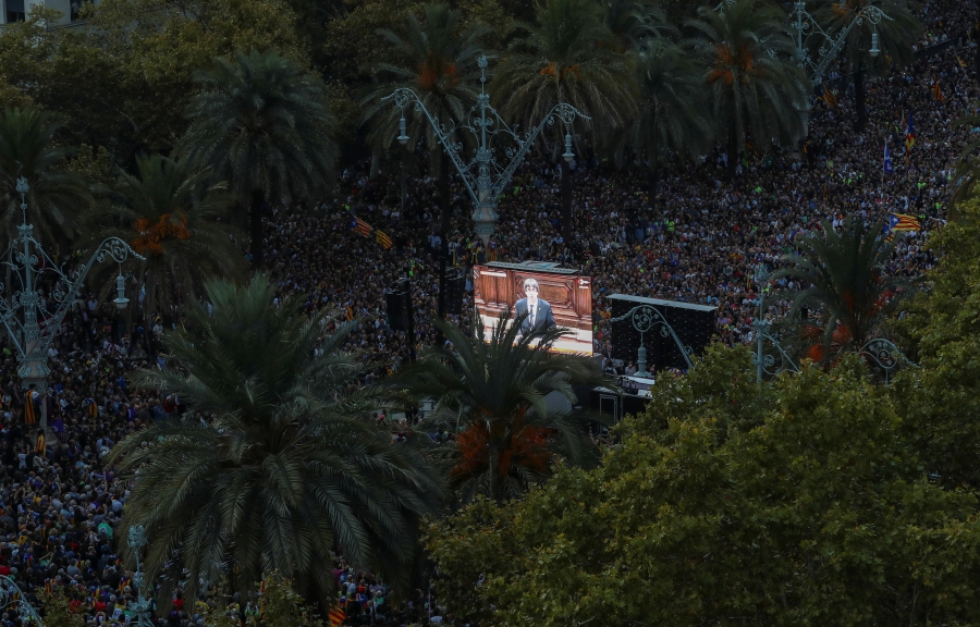 People watch Catalan President Carles Puigdemont address the regional parliament while they attend a pro-indpendence rally near the Catalan regional parliament in Barcelona, October 10, 2017. People watch Catalan President Carles Puigdemont address the regional parliament while they attend a pro-indpendence rally near the Catalan regional parliament in Barcelona, October 10, 2017.