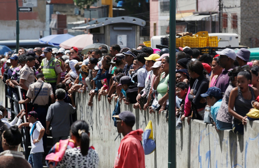 People gather to buy food and other staple goods outside a supermarket in Caracas, Venezuela June 30, 2016. People gather to buy food and other staple goods outside a supermarket in Caracas, Venezuela June 30, 2016.