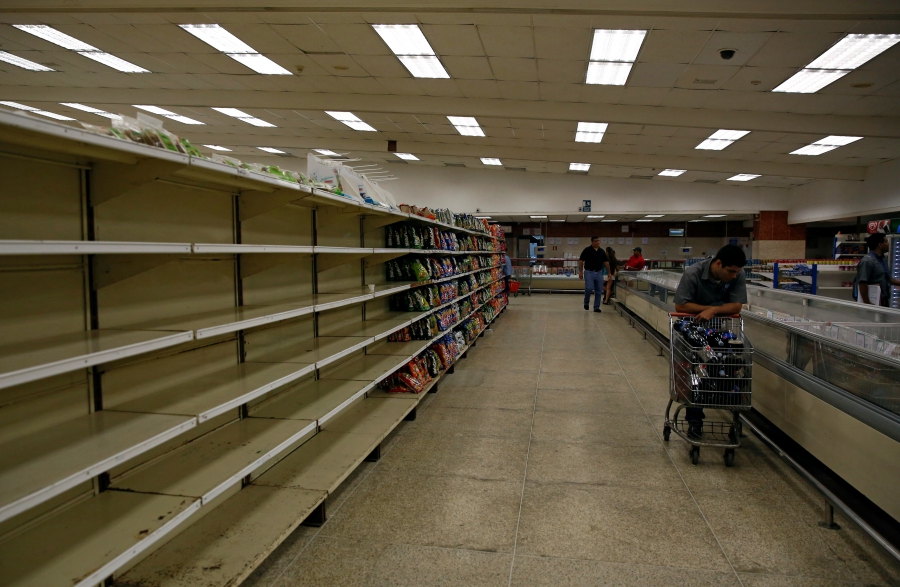 People buy food and other staple goods inside a supermarket in Caracas, Venezuela June 30, 2016. People buy food and other staple goods inside a supermarket in Caracas, Venezuela June 30, 2016.