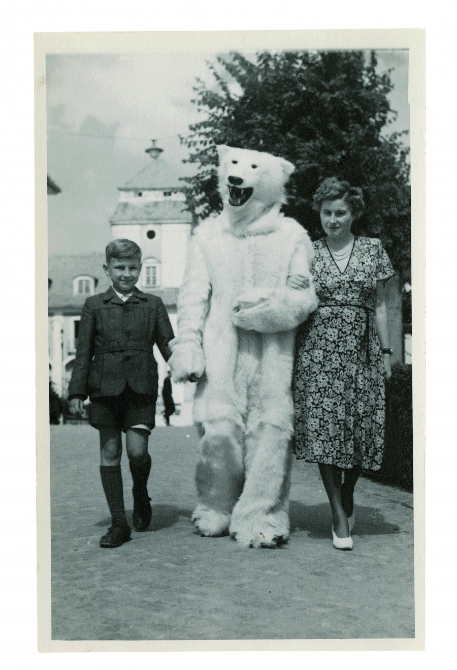 A photo-op many Germans couldn't resist in the mid-20th century A photo-op many Germans couldn't resist in the mid-20th century