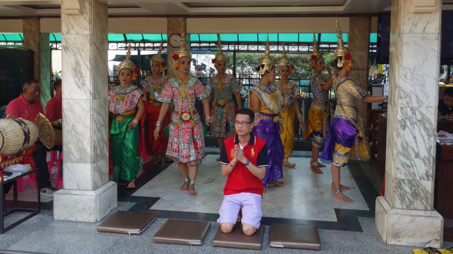 Traditional Thai dancers with tourist at Erawan Shrine, Bangkok