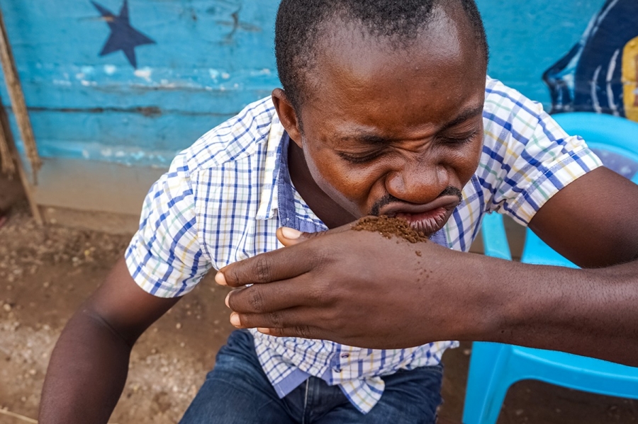 Modeda Isambaboza sniffing tobacco