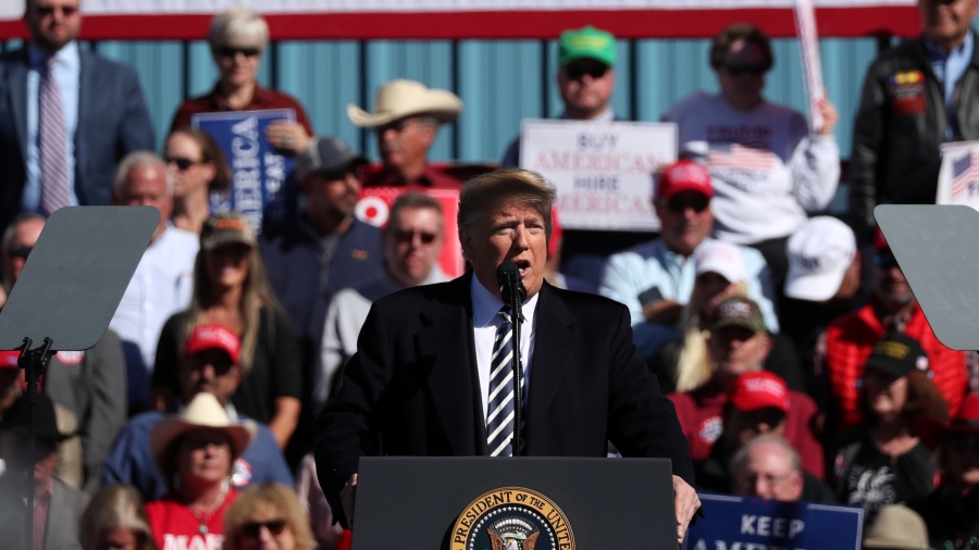 US President Donald Trump addresses the audience during a campaign rally at Elko Regional Airport in Elko, Nevada, Oct. 20, 2018. US President Donald Trump addresses the audience at the podium at a rally.
