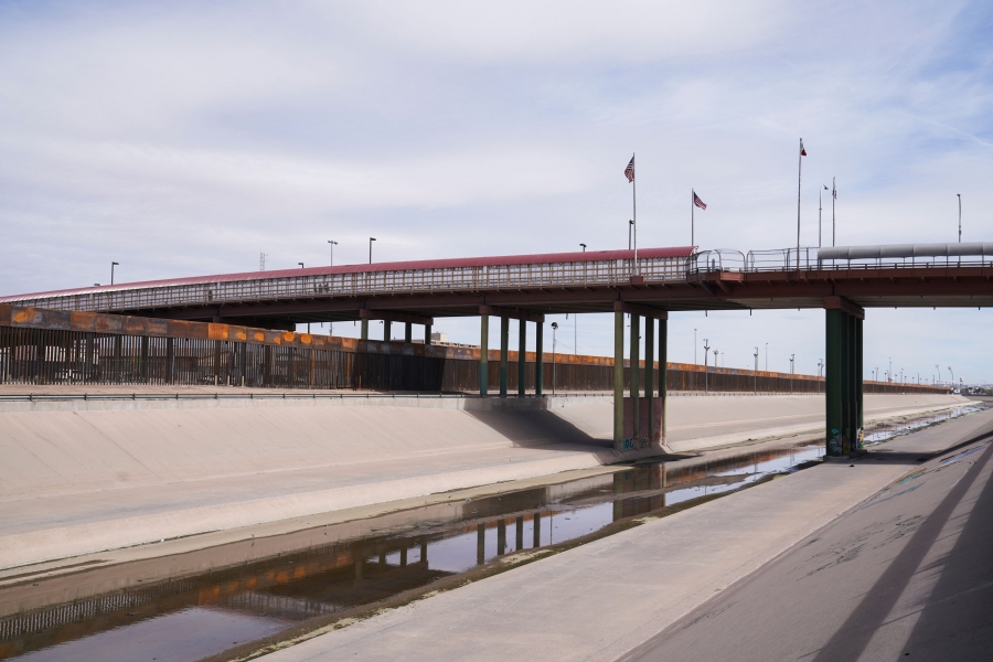 The border crossing between El Paso on the left and Ciudad Juárez on right. A bridge is shown horizonally across the image with US and Mexican flags in the middle.