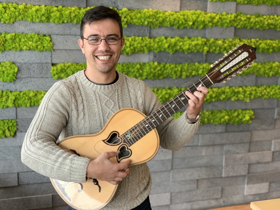 A man with a viola da terra