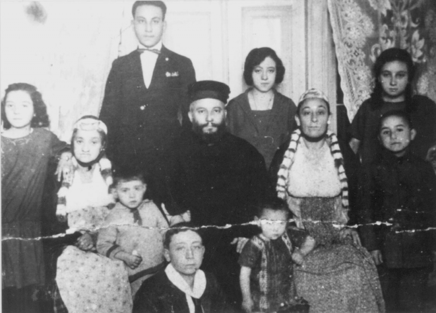 Naar family from Salonica A black and white photo of a family from Salonica