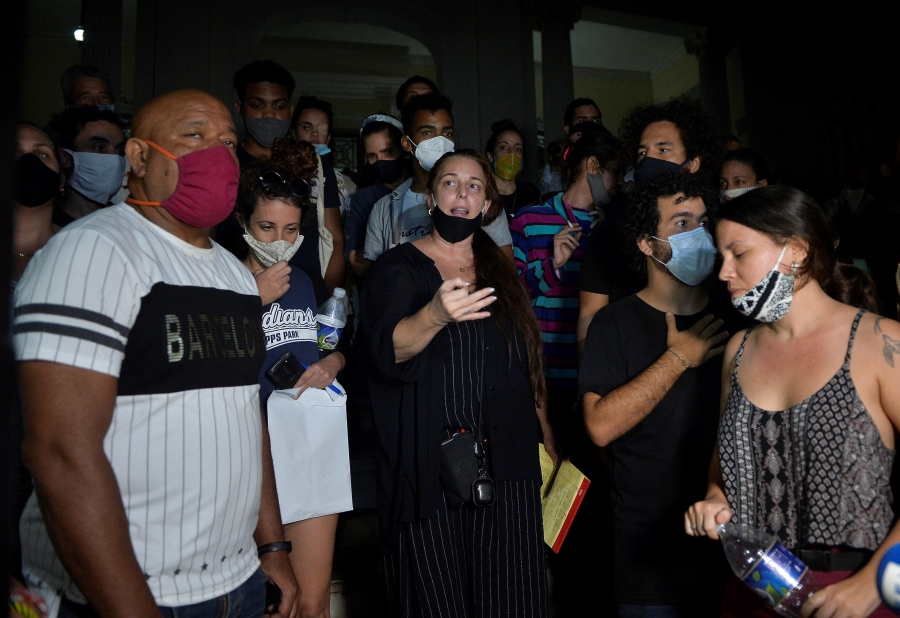 Cuban artist Tania Bruguera, center, reads discussion points after the Nov. 27 meeting with the vice minister of culture. Cuban artist Tania Bruguera, center, reads discussion points after the Nov. 27 meeting with the vice minister of culture.