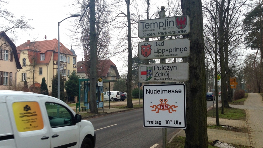 The legal fight over the signs for "Noodle Worship" in Templin is not over yet. The legal fight over the signs for "Noodle Worship" in Templin is not over yet.