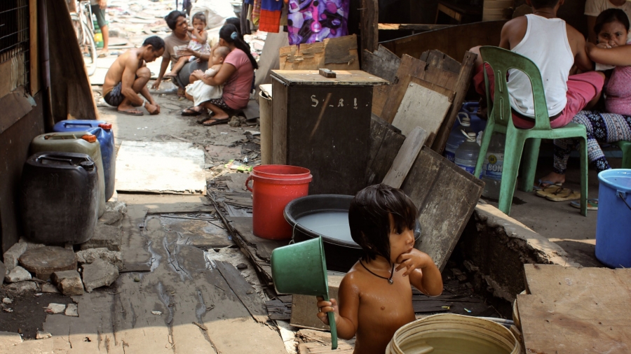 Ana Lisa Loste’s daughter bathes in front of their house. It is not unusual for families in Tondo to have as many as eight or ten children. Ana Lisa Loste’s daughter bathes in front of their house. It is not unusual for families in Tondo to have as many as eight or ten children.
