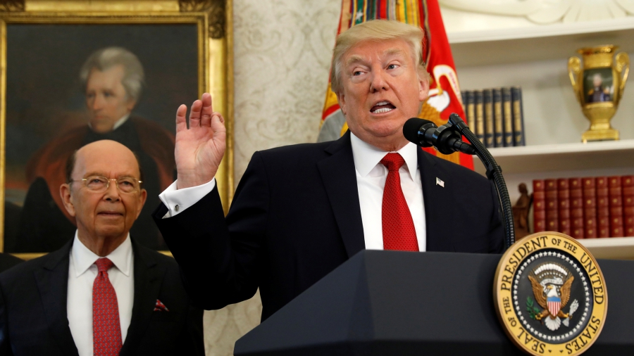 Commerce Secretary Wilbur Ross stands behind President Donald Trump at the White House, Oct. 24, 2017. Commerce Secretary Wilbur Ross stands behind President Donald Trump at the White House, Oct. 24, 2017.