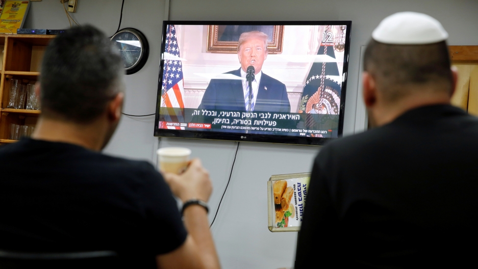 Israelis sit in a coffee shop, watching a television broadcast of US President Donald Trump speaking at the White House, May 8, 2018. Israelis sit in a coffee shop, watching a television broadcast of US President Donald Trump speaking at the White House, May 8, 2018.