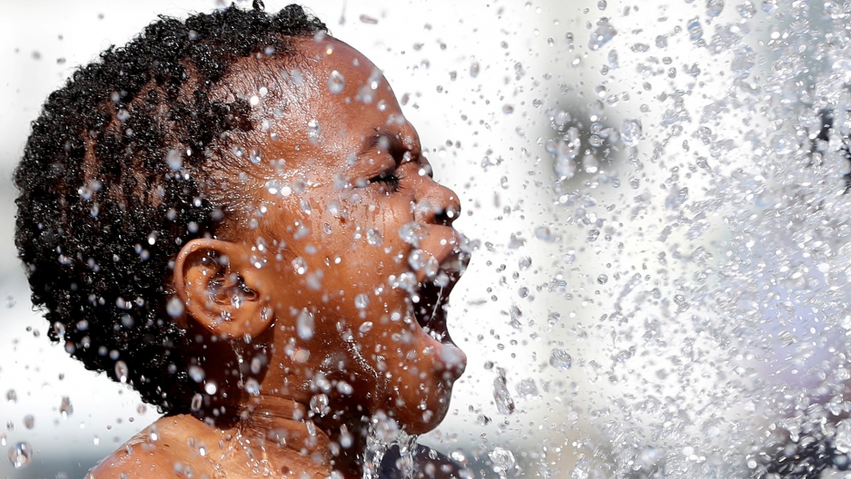 how people are keeping cool amid record breaking temperatures