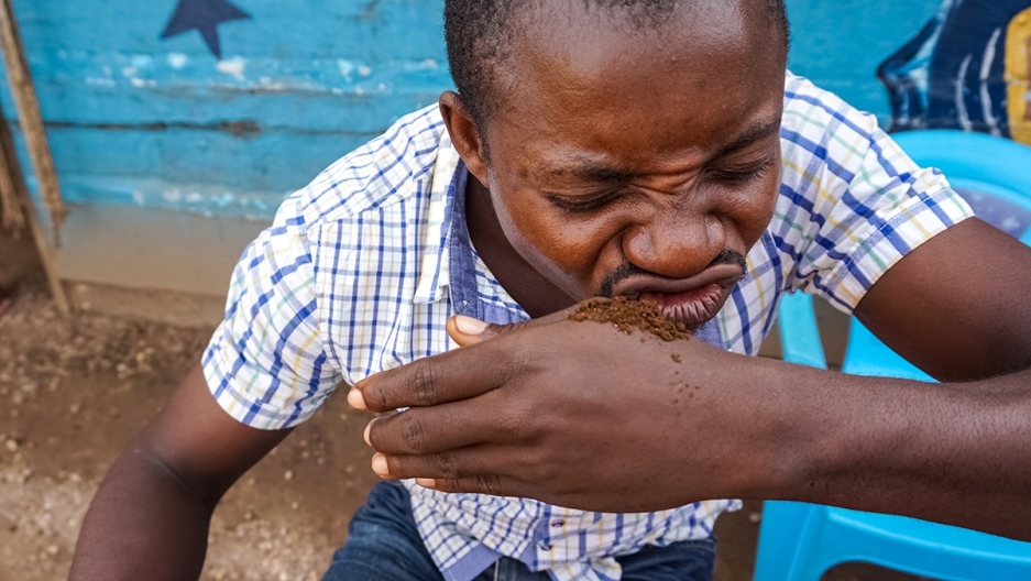 Sniffing tobacco addiction increasing in DRC