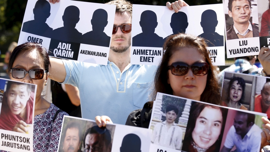Us Uighurs Split On How To Help Their Family In China
