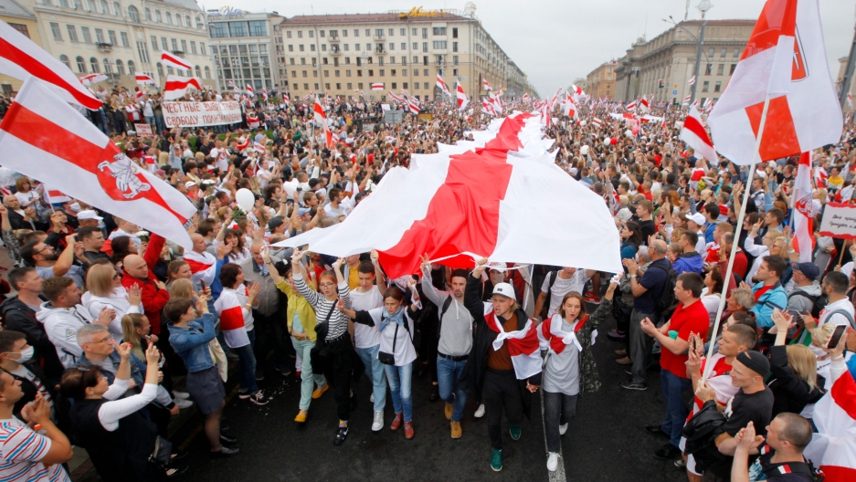 Why The Traditional Belarusian Flag Has Become A Protest Symbol The World From Prx