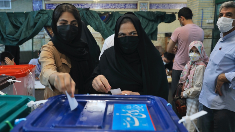 Voters cast their ballots for the presidential elections at a polling station in Tehran, Iran, June 18, 2021. Voters cast their ballots for the presidential elections at a polling station in Tehran, Iran, June 18, 2021.