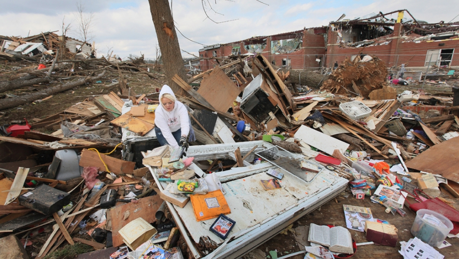 Hero mom, Stephanie Decker, loses legs saving kids from tornado The
