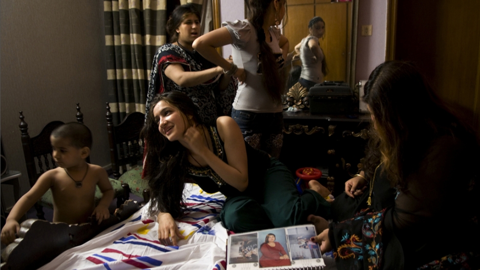 Painting and prostitution in Lahore | The World from PRX
