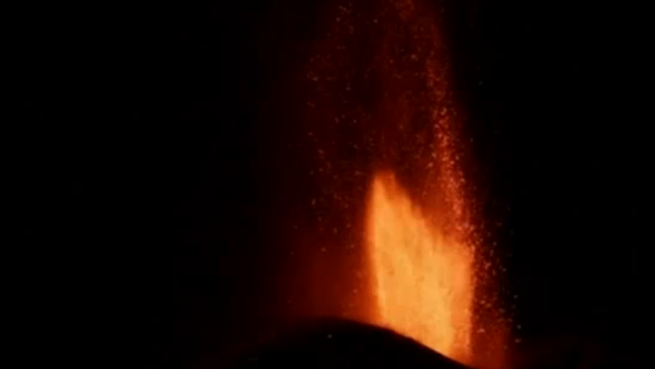 Italy S Mount Etna Erupts With Red Lava Video The World From Prx
