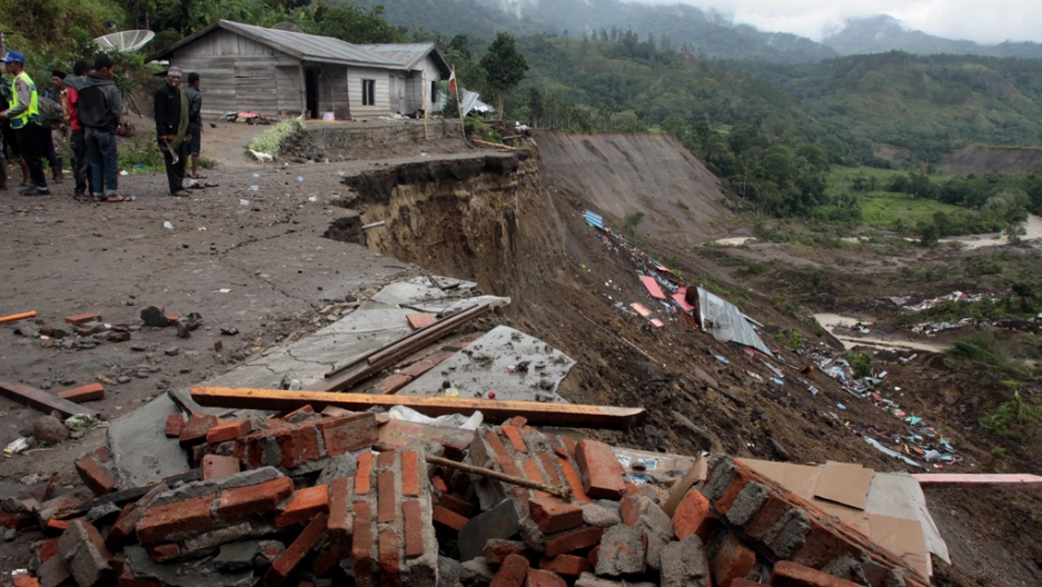 17 Dead Scores Missing As Landslide Destroys Indonesian Village The World From Prx