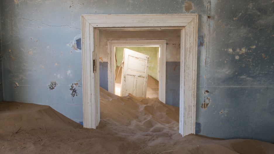 Veillon calls his Kolmanskop photos "The Sands of Time" Veillon calls his Kolmanskop photos "The Sands of Time"